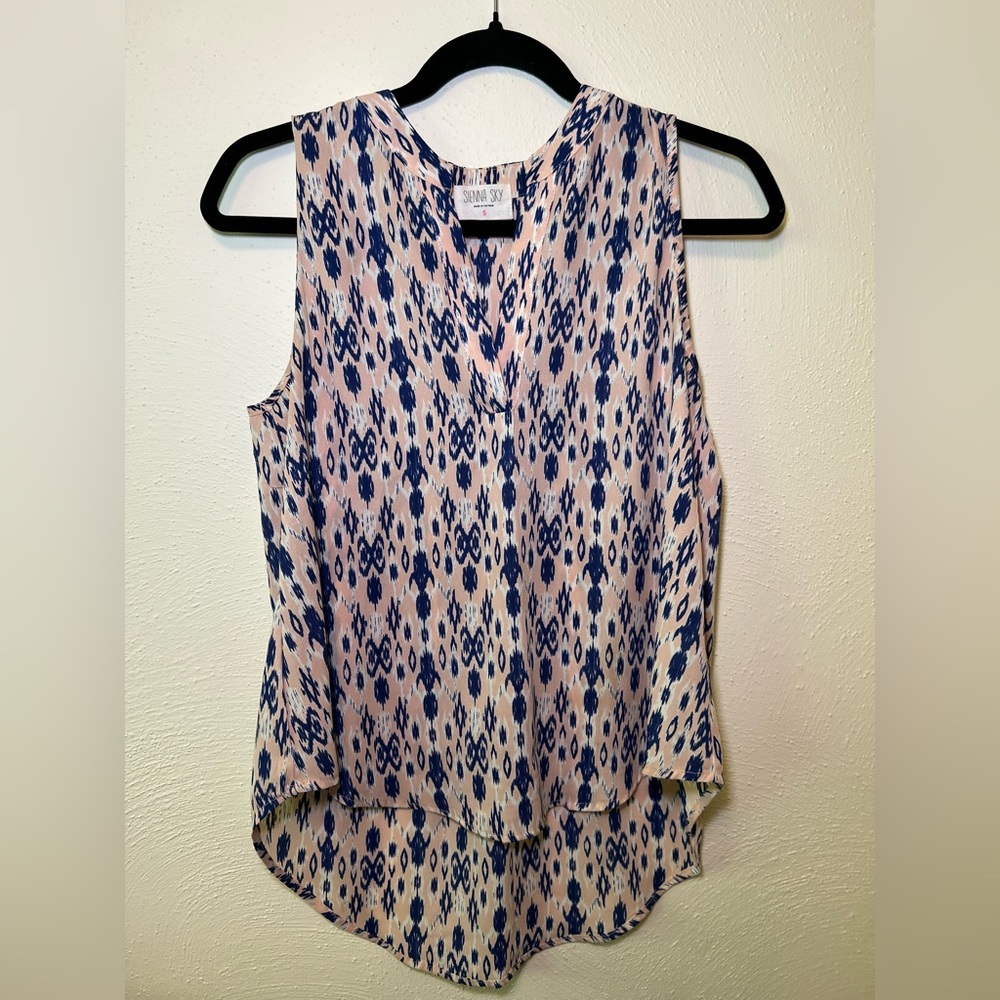 Sienna sky sleeveless blouse. Size Small. Like new and great for all occasions!
